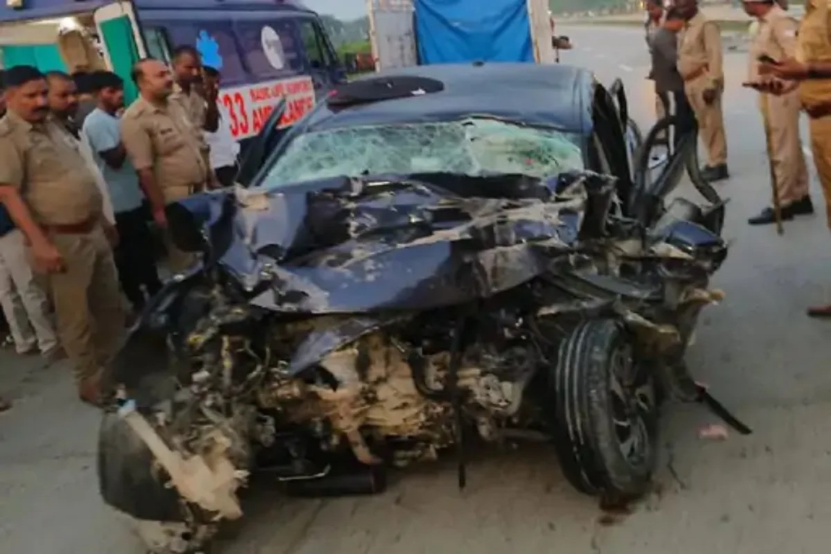 Road Accident: हाईवे पर खड़ी डंपर को तेज रफ्तार कार ने मारी टक्कर, चार लोगों की दर्दनाक मौत, कार के उड़े परखच्चे