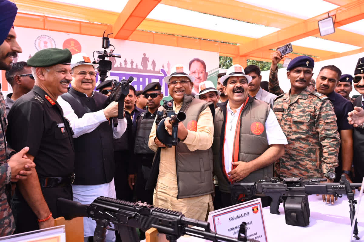 Sashastra Sainya Samaroh 2024: सीएम साय को जैकेट पहनाकर सेना ने अपने अंदाज में किया स्वागत, देखें सशस्त्र सैन्य समारोह की तस्वीरें