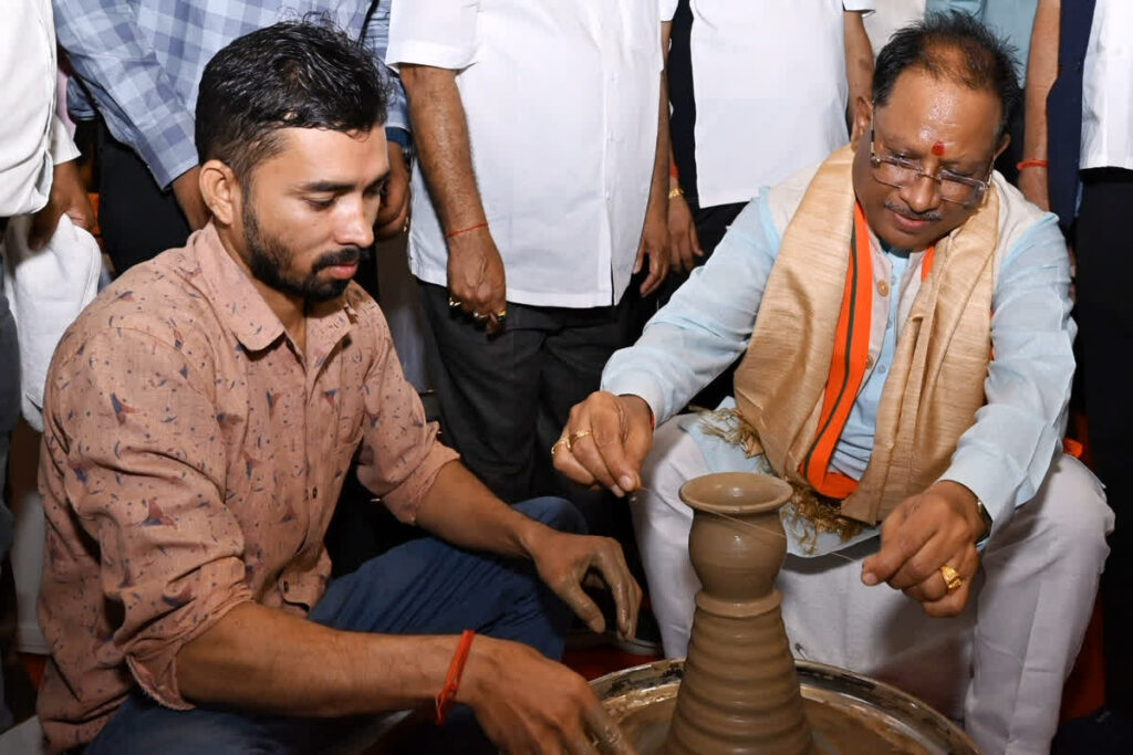 CM Vishnudeo Sai made a clay bowl