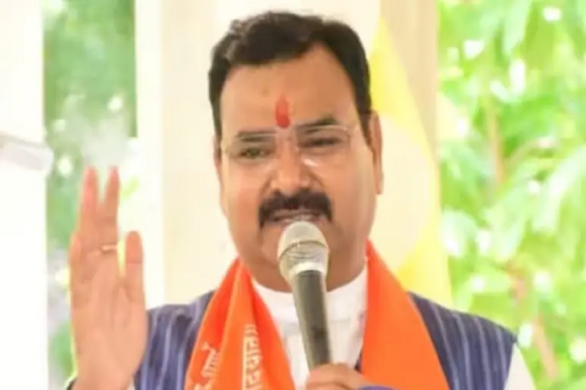 Sanjay Singh Gangwar Big Statement: गौशाला में लेटने से ठीक हो जाएगी कैंसर की बीमारी, इस मंत्री ने किया अजीबोगरीब दावा