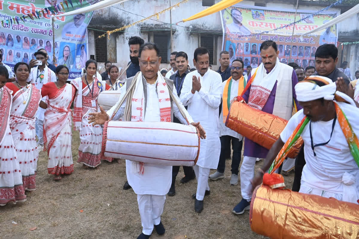 CM Vishnu Deo Sai News: मुख्यमंत्री के इस अंदाज ने मोह लिया सबका मन.. मांदर की थाप पर जमकर झूमे सीएम विष्णु देव साय