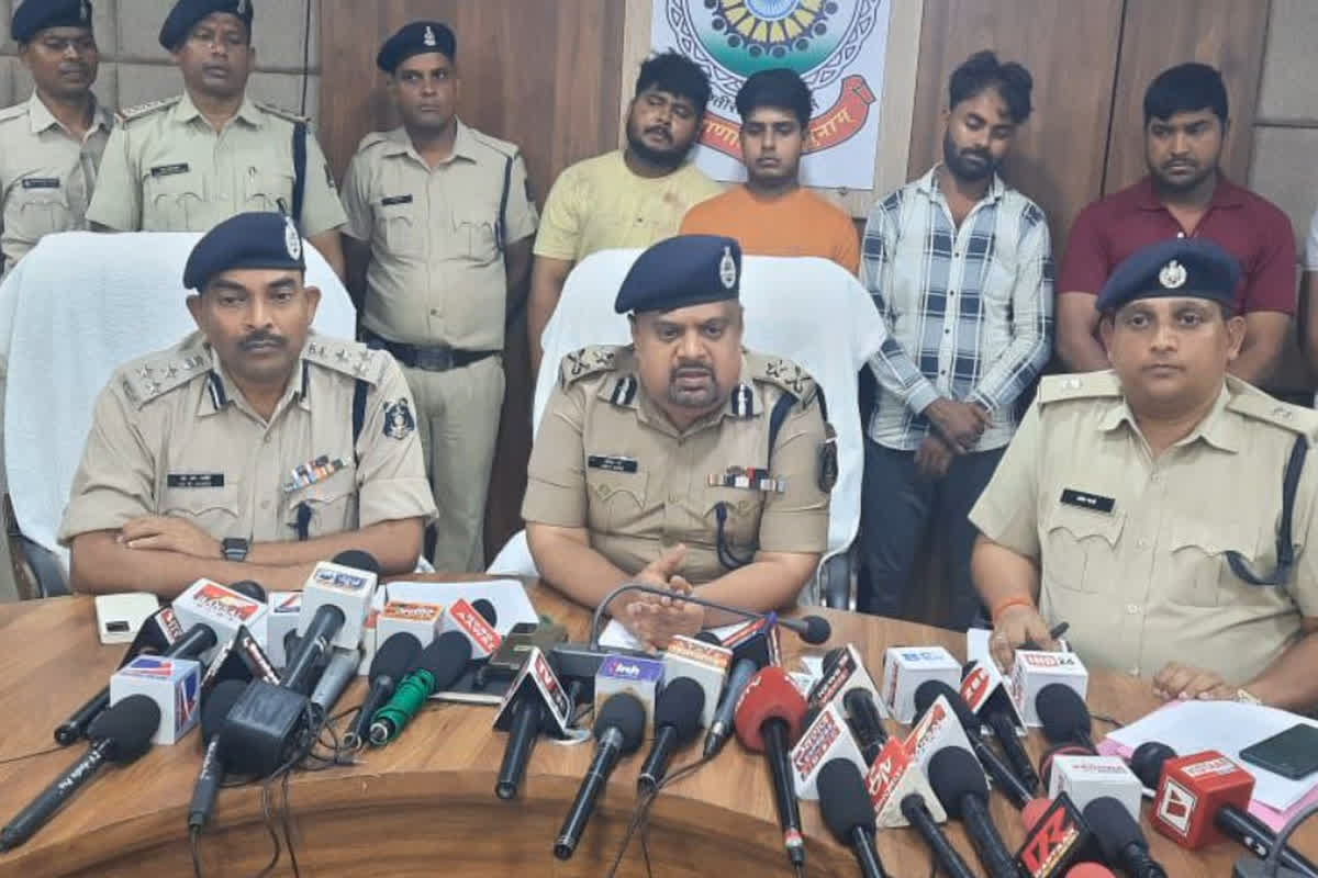 Surajpur Hatyakand Latest Updates: कोर्ट में पेश किये गए सूरजपुर हत्याकांड के सभी आरोपी.. पुलिस को मिली 3 और दिनों की रिमांड, हुई थी प्रधान आरक्षक के परिजनों की बेरहमी से हत्या