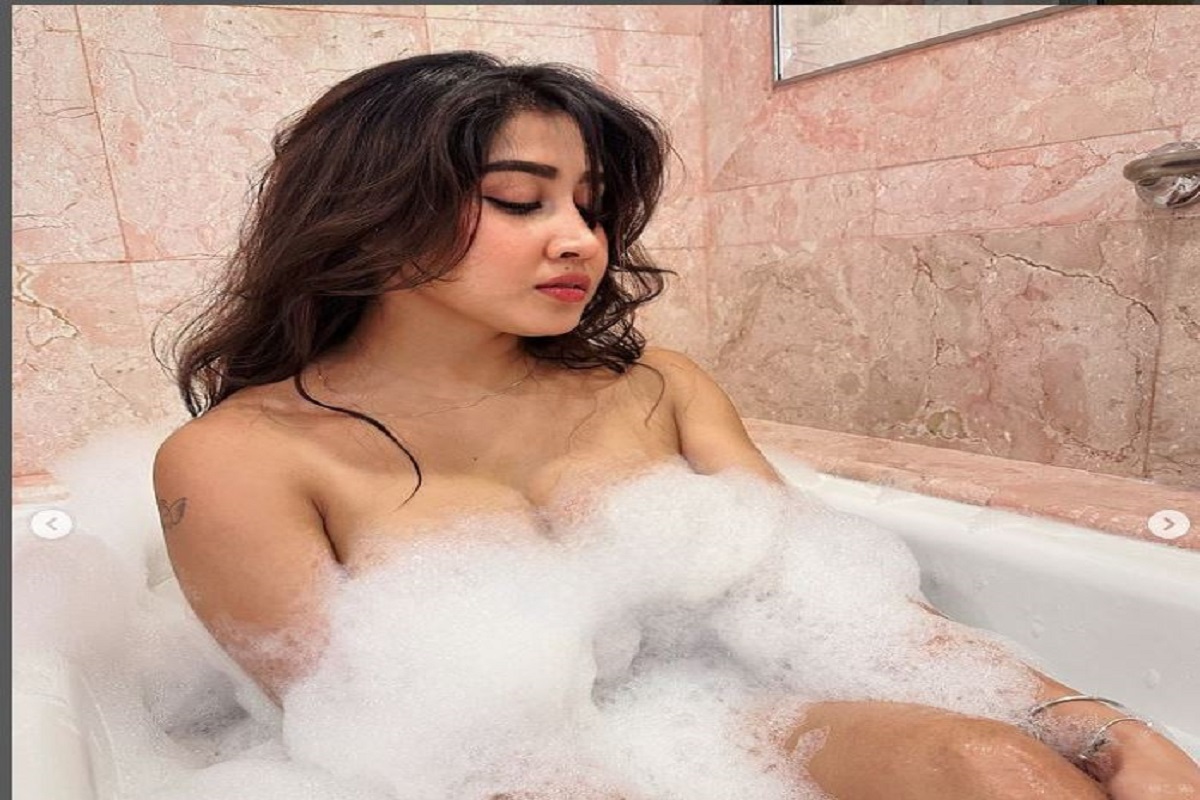 Red Bikini wala sexy video: सोफिया के बिकनी लुक ने मचाया बवाल, शेयर किया बंद कमरे वाला सेक्सी वीडियो