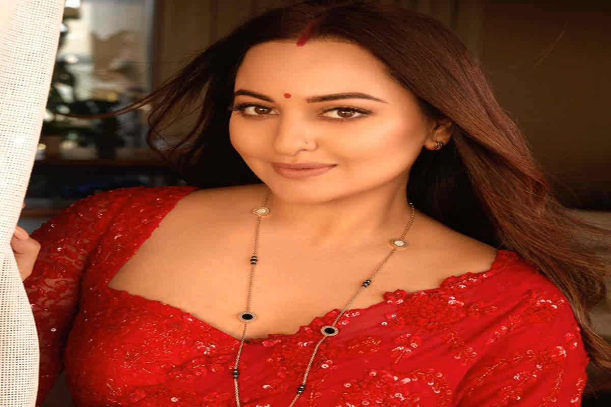 Sonakshi Sinha Karwa Chauth Look: सोनाक्षी सिन्हा ने पति जहीर इकबाल के लिए रखा करवा चौथ का व्रत, रेड साड़ी में शेयर की खूबसूरत तस्वीर