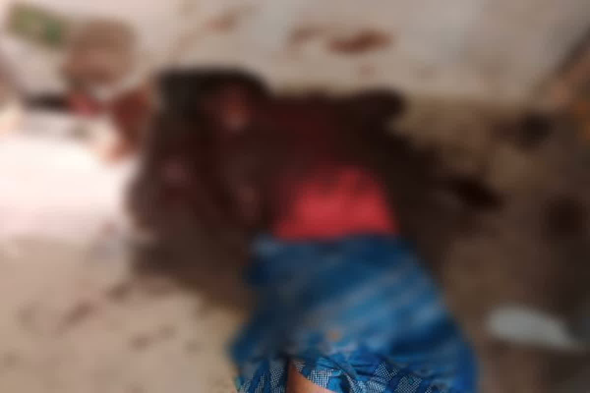 Raipur News : बुजुर्ग ने देवता के सामने दी बलि, धारदार कैंची से काटी खुद की गर्दन, इलाके में फैली सनसनी