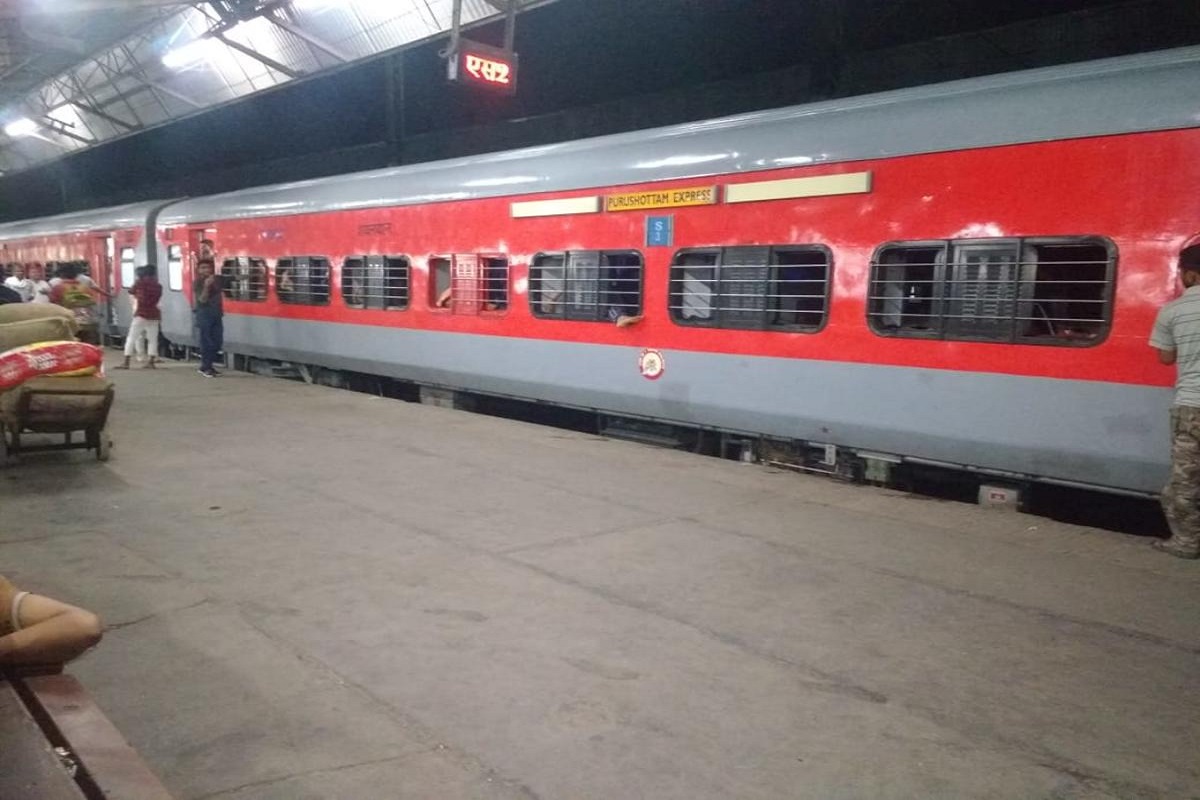 Purushottam Express: ‘विस्फोटक सामान के साथ यात्रा कर रहे हैं आतंकी’… खबर मिलते ही इस एक्सप्रेस ट्रेन में मचा हड़कंप, तीन घंटे तक चलती रही जांच
