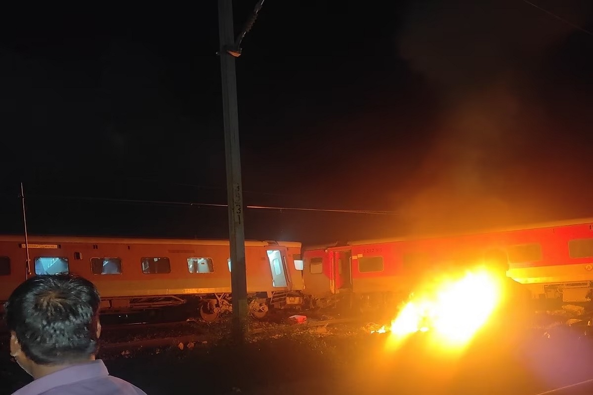 Train Accident: बागमती एक्सप्रेस की मालगाड़ी से टक्कर, हादसे के बाद कोच में लगी आग, मची अफरातफरी
