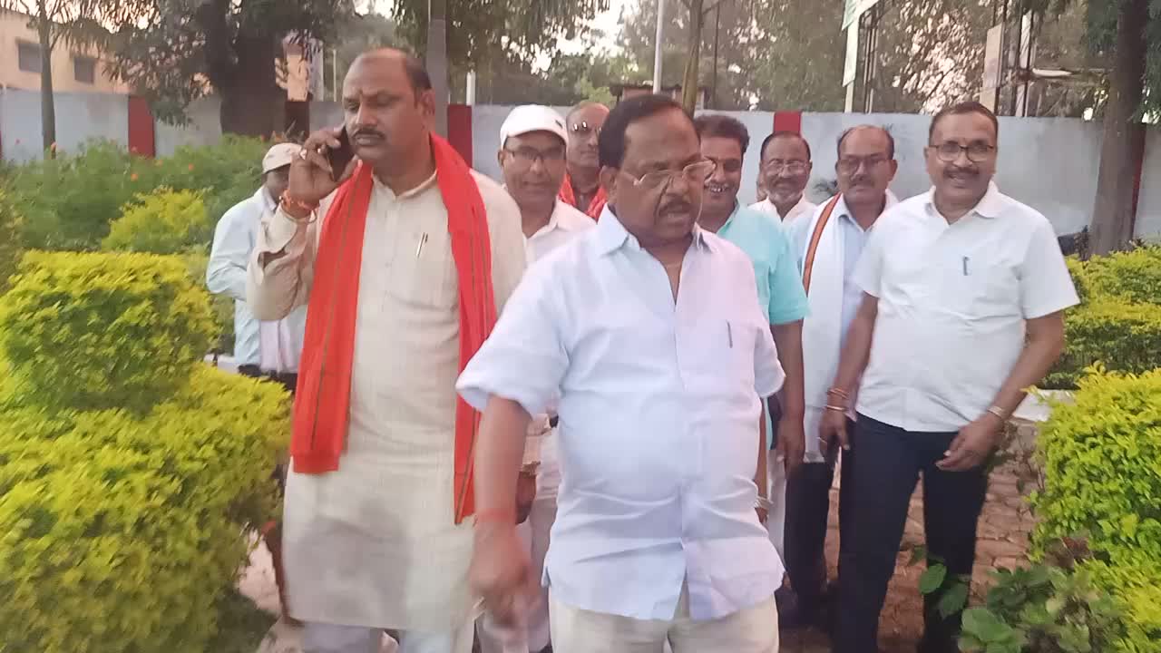 लंबे समय से एक जगह पर जमे पटवारियों को हटाने के निर्देश! मंत्री रामविचार नेताम ने कहा नहीं बख्शे जाएंगे जमीन के दलाल