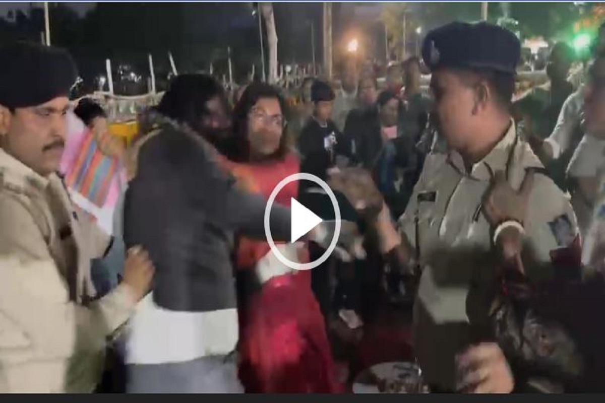 राजधानी में रावण दहन के दौरान युवक-युवती और पुलिसकर्मियों के बीच जमकर मारपीट, वायरल हुआ वीडियो