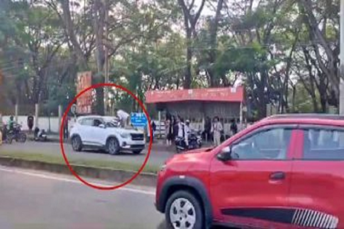 Traffic Police Video: पुलिसकर्मी को बोनट पर लटका कई दूर तक घसीटते ले गया कार चालक, कैमरे में कैद हुई सबसे अनोखी घटना