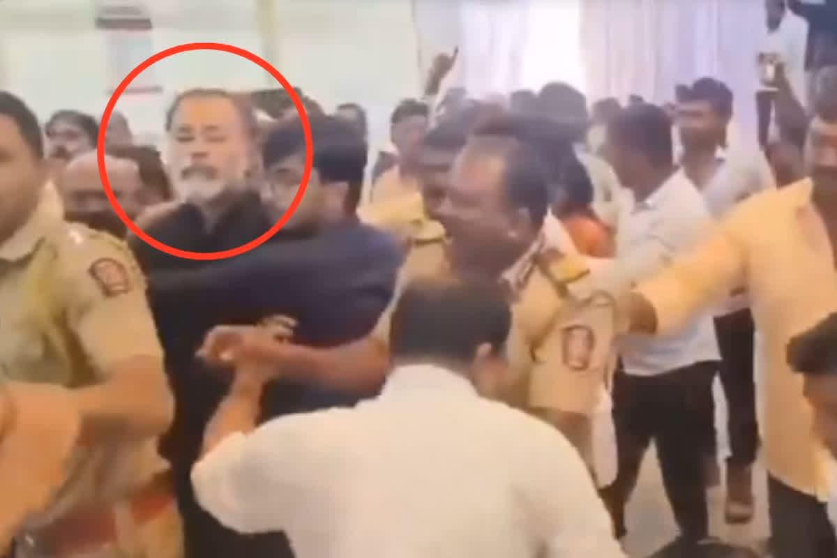 Attack on Yogendra Yadav: सामाजिक कार्यकर्ता योगेंद्र यादव पर हमले की कोशिश.. पुलिस ने कड़ी मशक्कत के बाद किया भीड़ से अलग.. लिखा, ‘फिर आऊंगा वापस’..