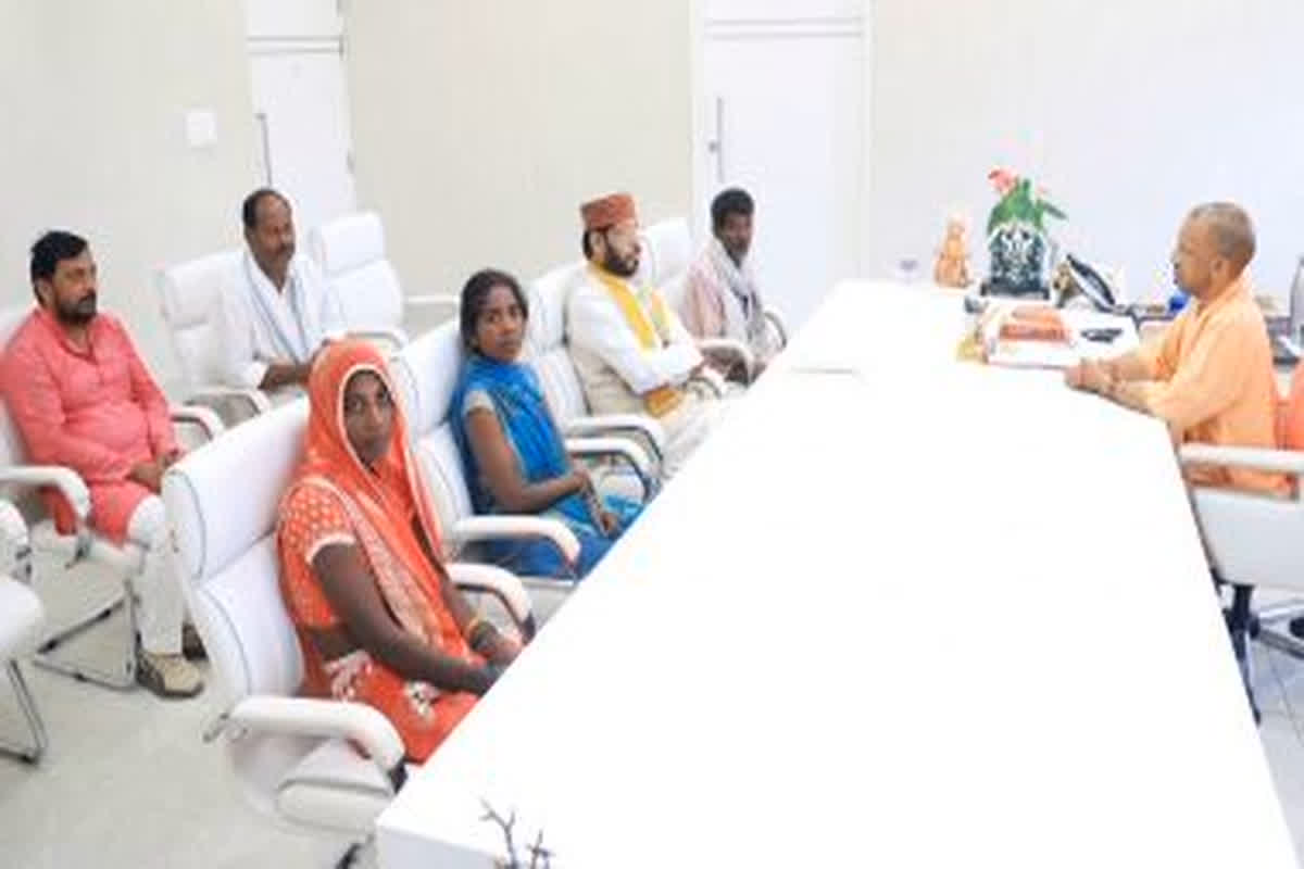 Amethi Family Murder Case: सीएम योगी ने की अमेठी हत्याकांड के पीड़ित परिवार से मुलाकात, दिया हर संभव सहायता का आश्वासन