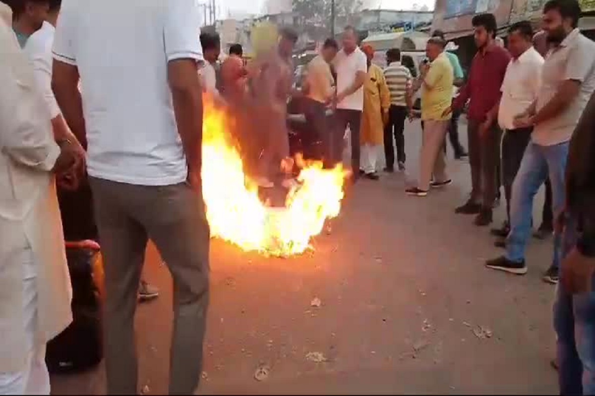 कांग्रेस विधायक ने किया भगवा आतंक और गुंडागर्दी शब्द का प्रयोग! भाजयुमो ने लगाए मुर्दाबाद के नारे, पुलिस से हुई झूमाझटकी