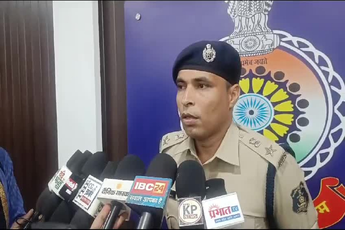 छत्तीसगढ़ में आरक्षकों की भर्ती, SP ने कहा नौकरी के नाम पर पैसे लेने-देने वालों पर होगी सख्त कार्रवाई, जारी किया हेल्पलाइन नंबर