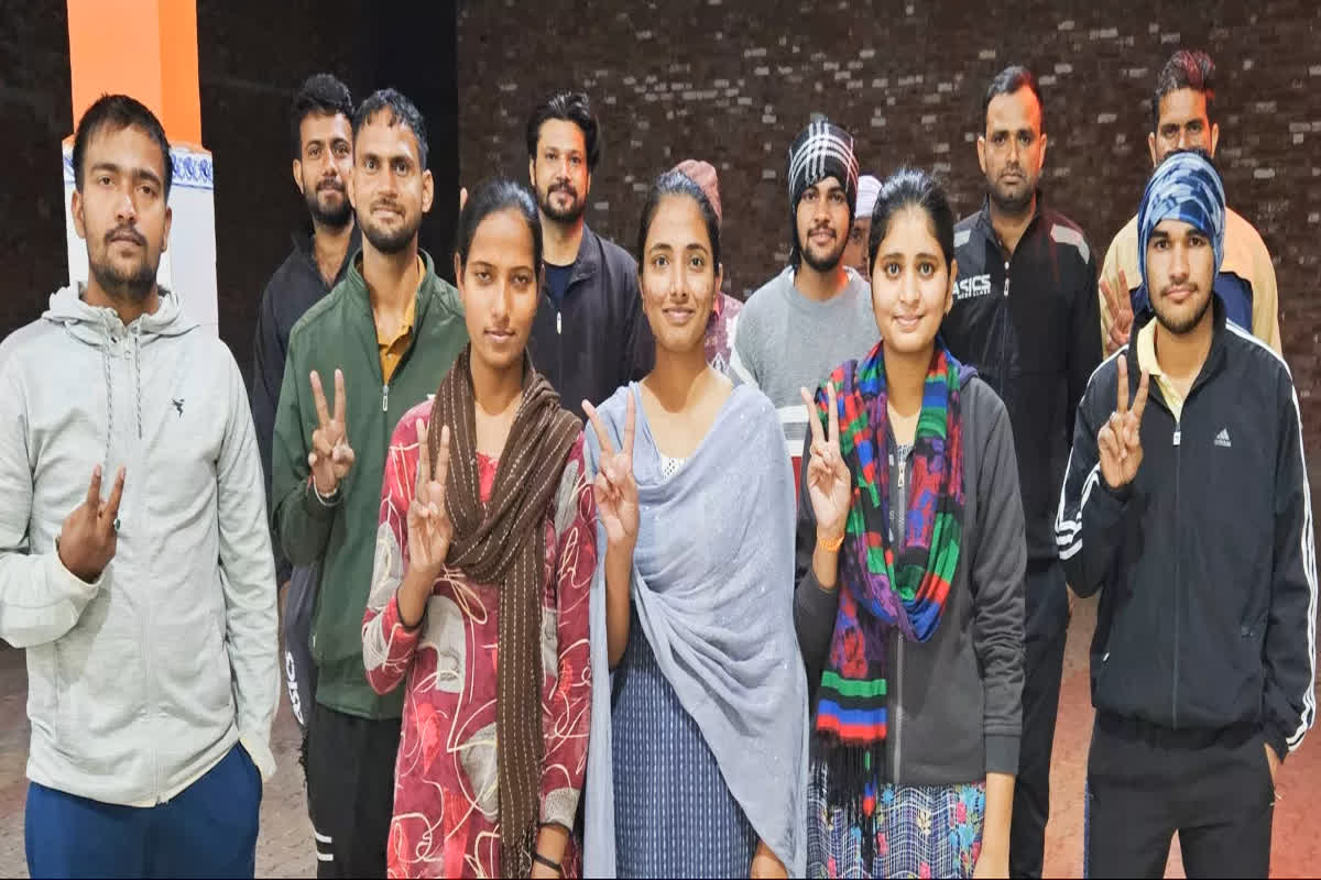 UP Police Constable Result 2024: एक ही गांव के 26 लोगों ने पास की पुलिस भर्ती की परीक्षा, खुशी से खिल उठे सभी के चेहरे