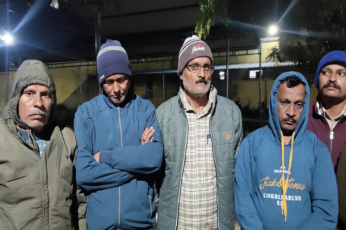 नाबालिग छात्रा से गैंगरेप मामले में नया मोड़, आरोपी शिक्षक की पत्नी से 70 हजार ले गई थी एक महिला, स्कूल में शराब के नशे में रहते थे शिक्षक