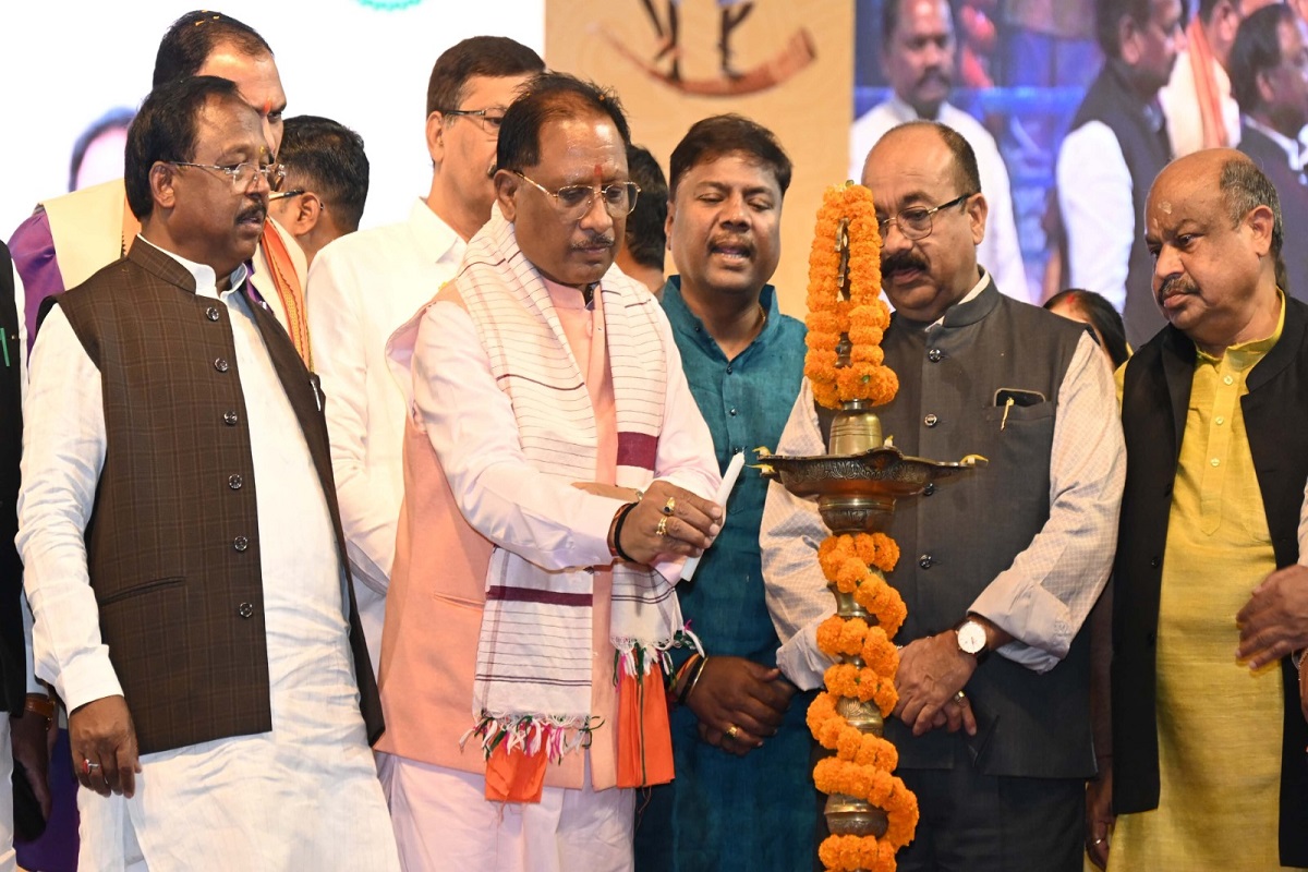 ‘धरती आबा ग्राम उत्कर्ष अभियान’ से बदलेगी आदिवासी गांवों की तस्वीर, CM साय ने किया जनजातीय गौरव दिवस एवं अंतर्राज्यीय लोकनृत्य महोत्सव का शुभारंभ