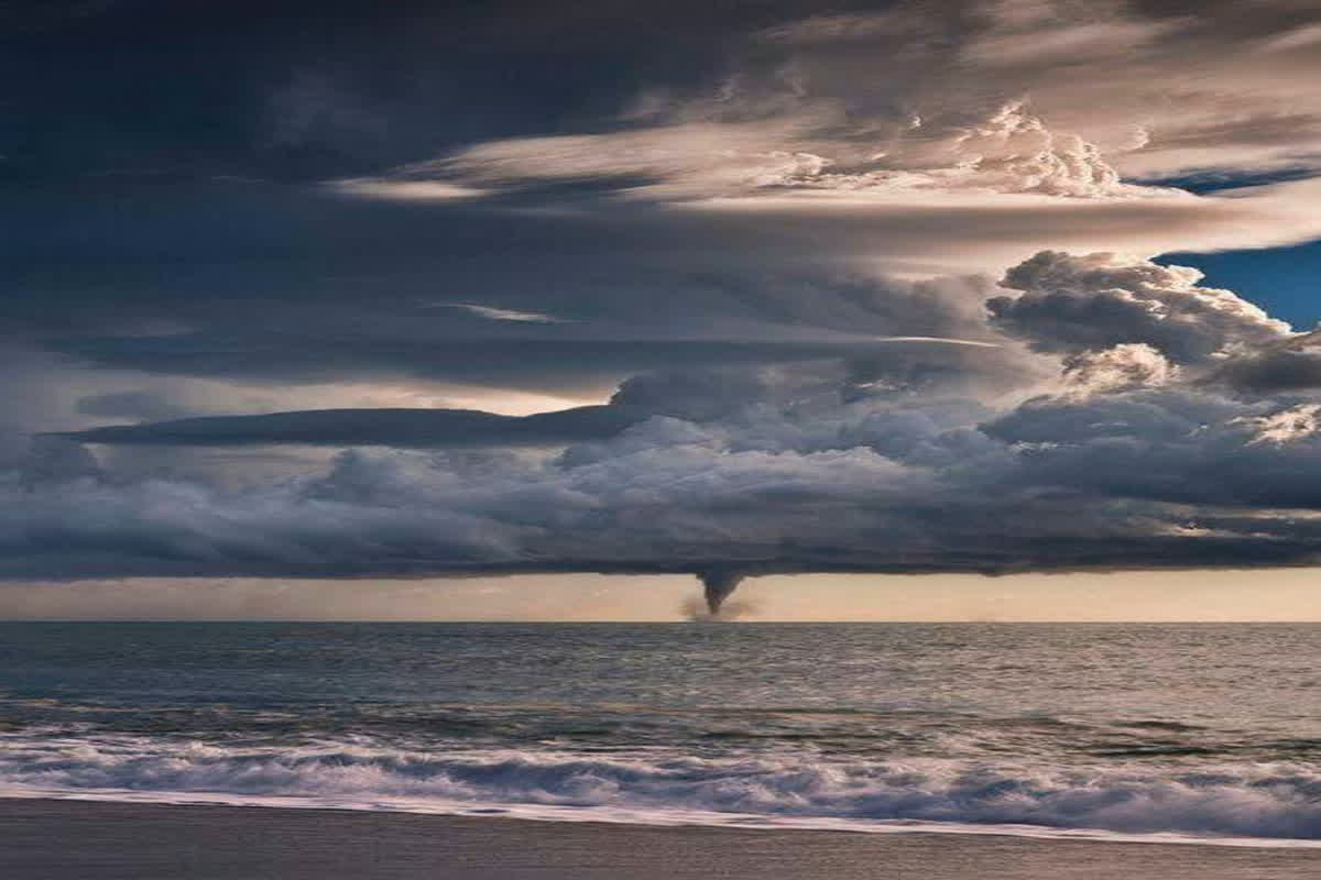 Cyclonic Storm Fengal: अगले 12 घंटों में कहर बरपाएगा चक्रवाती तूफान फेंगल, कंपकंपी वाली ठंड के साथ होगी झमाझम बारिश, अलर्ट जारी