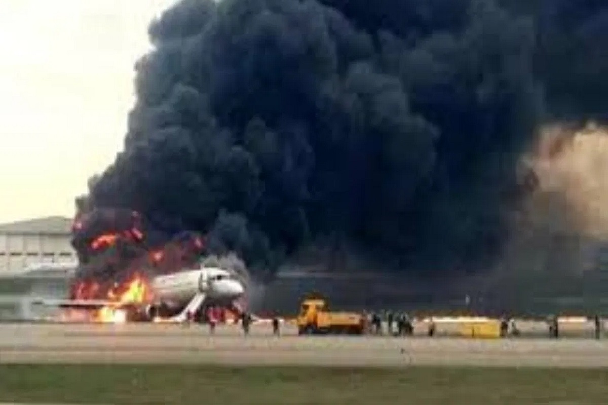 Fire in Aircraft Engine: लैंडिंग करते ही आग का गोला बना विमान, एयरपोर्ट पर धूं-धूंकर धधका जहाज, यात्रियों और चालक दल को ऐसे निकाला गया बाहर
