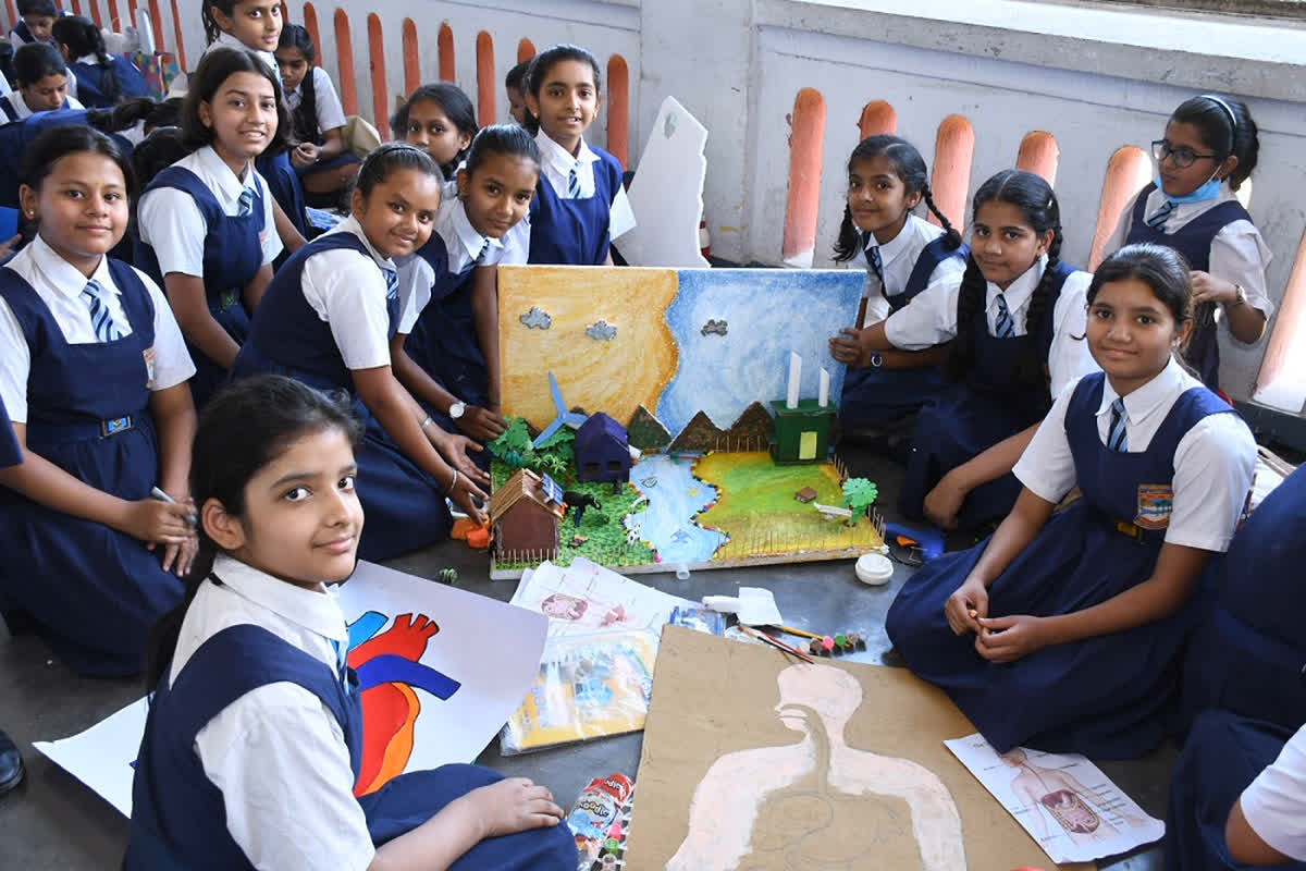 Bagless Day in School: शनिवार को मिडिल स्कूल के बच्चों को स्कूल में नहीं लाना होगा बैग, पूरे दिन ड्राइंग, पेंटिंग सहित होंगे ये काम, एक दिन बैगलेस-डे का निर्देश जारी