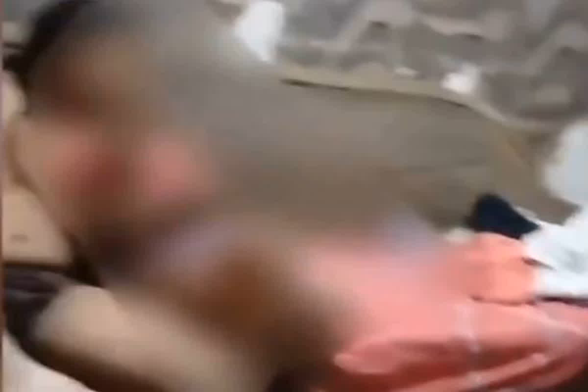 Bank Employee Romance Video: युवती के रंगरलियां मनाते बैंक कर्मचारी का वीडियो आया सामने, दोस्तों ने ही रिकॉर्ड करके वायरल कर दिया अय्याशी का MMS