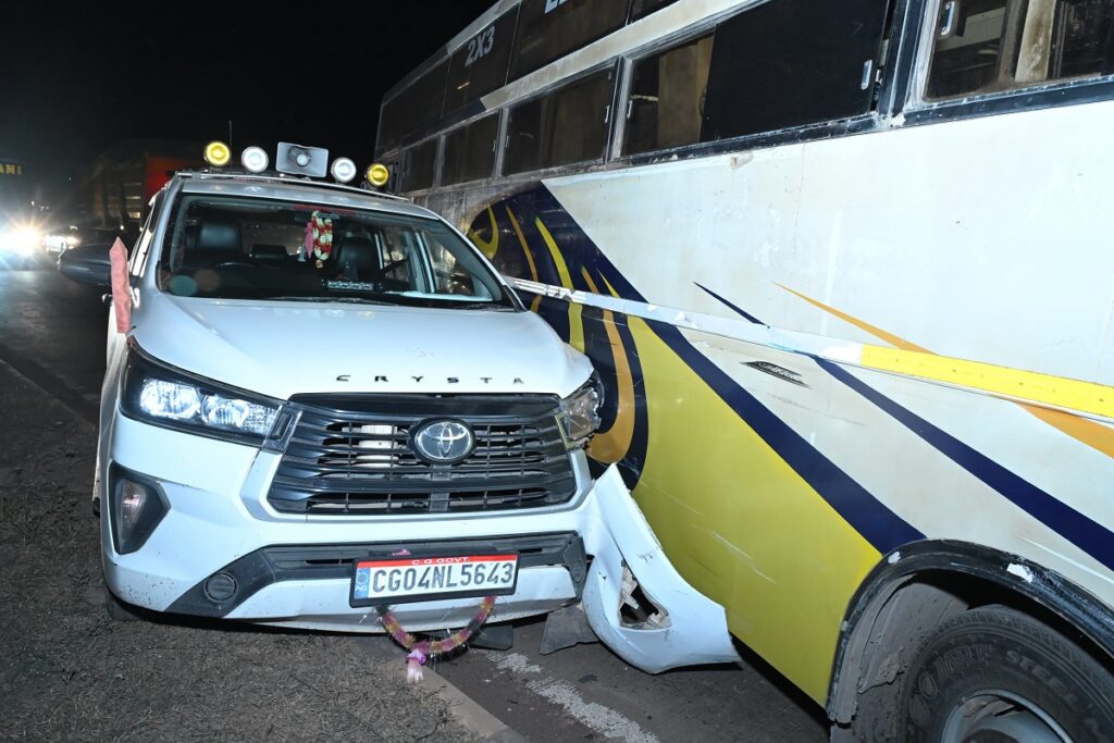 Minister Dayal Das Baghel's convoy hit by bus