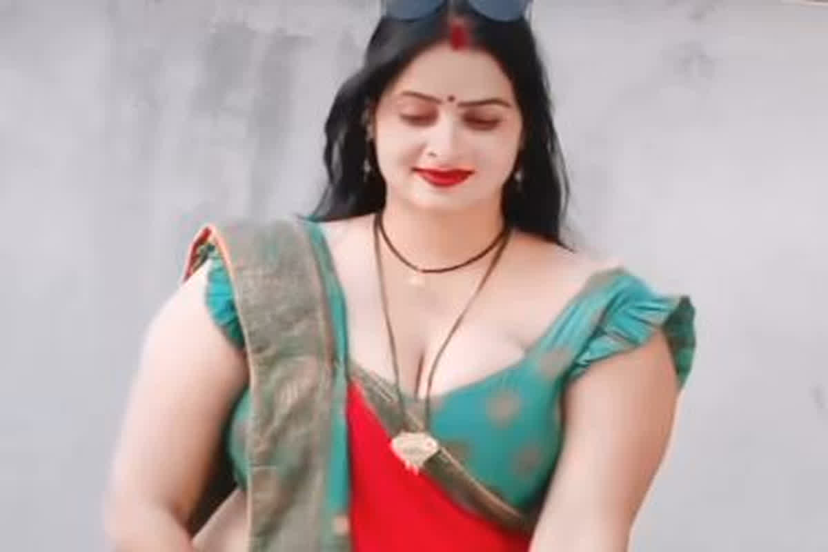 Desi Bhabhi Hot Sexy Video: लाल साड़ी वाली भाभी ने डीप नेक ब्लाउज पहनकर दिखाया देसी अंदाज, छत पर Desi Bhabhi ka Sexy Video देखकर दिवाने हुए देवर