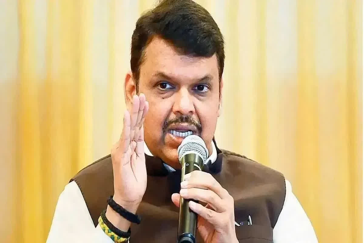 Maharashtra Politics News : नए सीएम की हलचल के बीच दिल्ली रवाना हुए देवेंद्र फडणवीस, गृहमंत्री ने बुलाई अहम बैठक