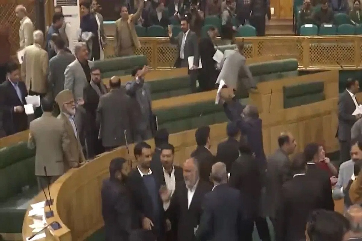 जम्मू-कश्मीर में होगी धारा 370 की बहाली? हंगामे के बीच विधानसभा में पास हुआ प्रस्ताव, केंद्र के सामने रखी ये मांगें