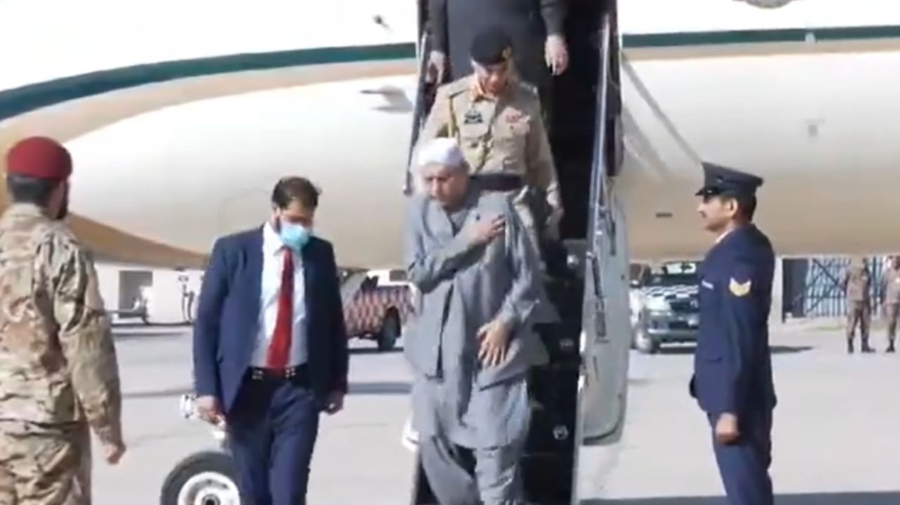 Pakistan President Asif Ali Zardari leg fracture: प्लेन से उतरते वक्त फिसलकर गिरे राष्ट्रपति, टूट गई पैर की हड्डी, चार हफ्ते तक नहीं चल पाएंगे आसिफ अली जरदारी