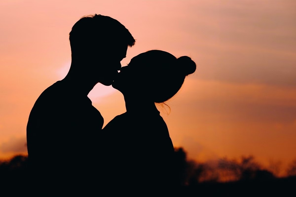 Madras High Court: ‘गर्लफ्रेंड को चूमना और गले लगाना अपराध नहीं..’ हाईकोर्ट ने रद्द किया यौन उत्पीड़न का केस, युवक को दी राहत