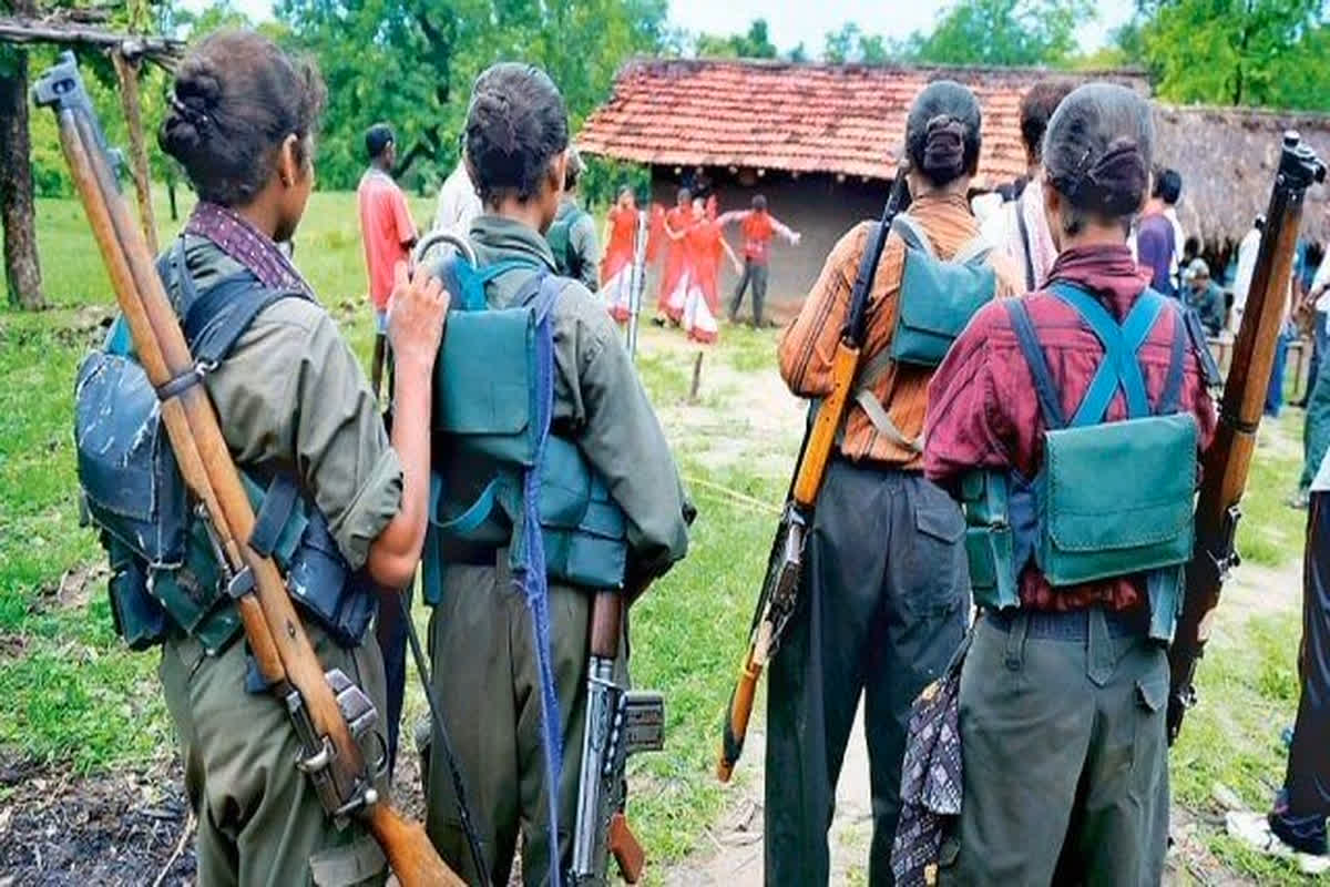 Naxalites Attack on Police: नक्सलियों के स्मॉल एक्शन टीम की खूनी करतूत.. साप्ताहिक बाजार में दो जवानों पर किया जानलेवा हमला, लूट लिए हथियार..