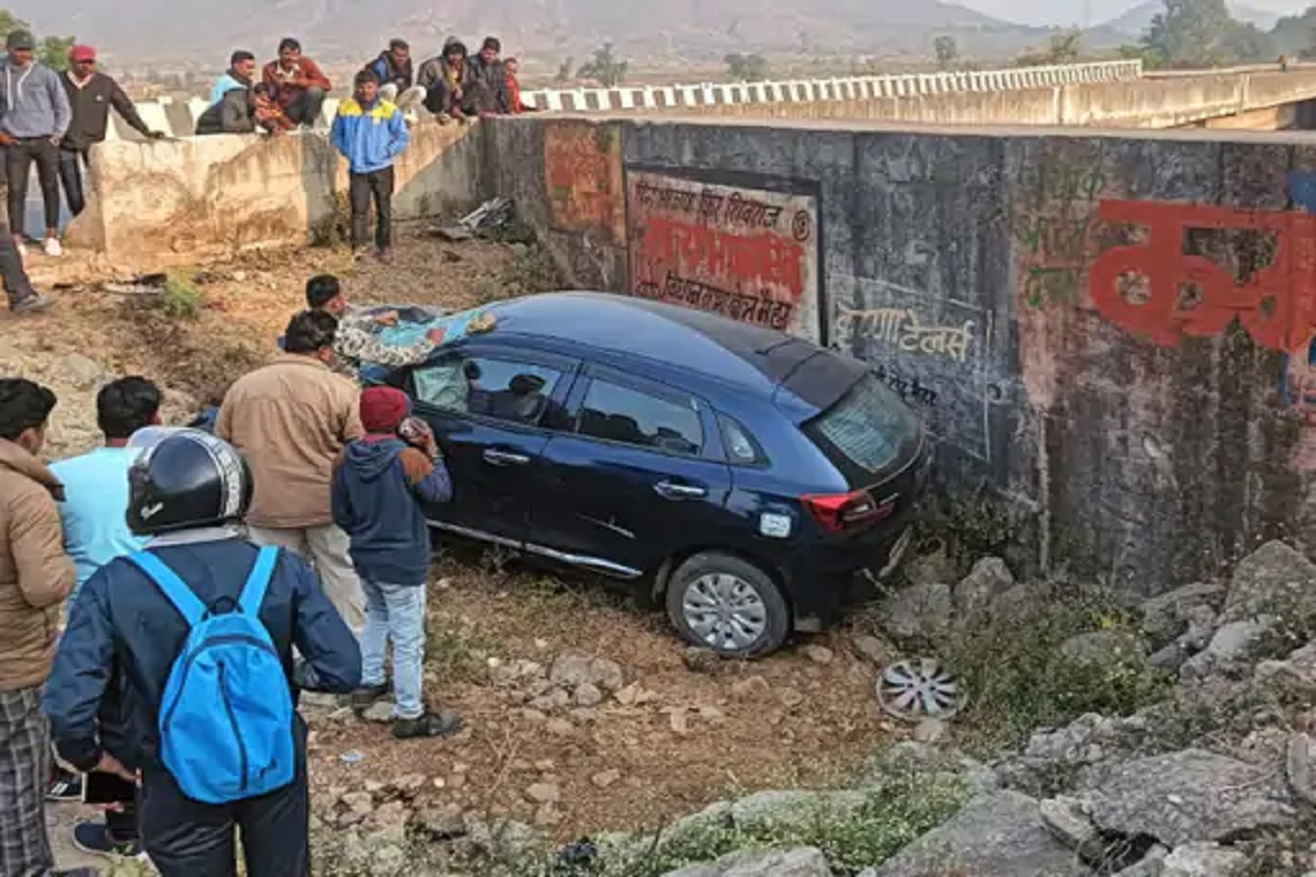 MP Road Accident: नेशनल हाईवे पर डिवाइडर से टकराई तेज रफ्तार कार, मौके पर ही थमी 4 लोगों की सांसें, शादी समारोह से लौट रहा था परिवार