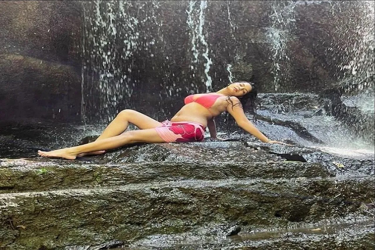 Sexy Video: ब्रा पहन खुलेआम झरने में नहाती दिखी देसी भाभी, सेक्सी अदाओं ने लूट लिया अच्छे-अच्छों का दिल, वायरल हुआ वीडियो