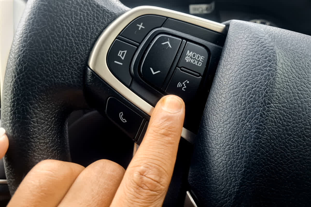 Smart Car Voice Control Features: अपनी आवाज से कंट्रोल कर सकेंगे स्मार्ट कार, बस स्मार्टफोन में करनी होगी ये सेटिंग