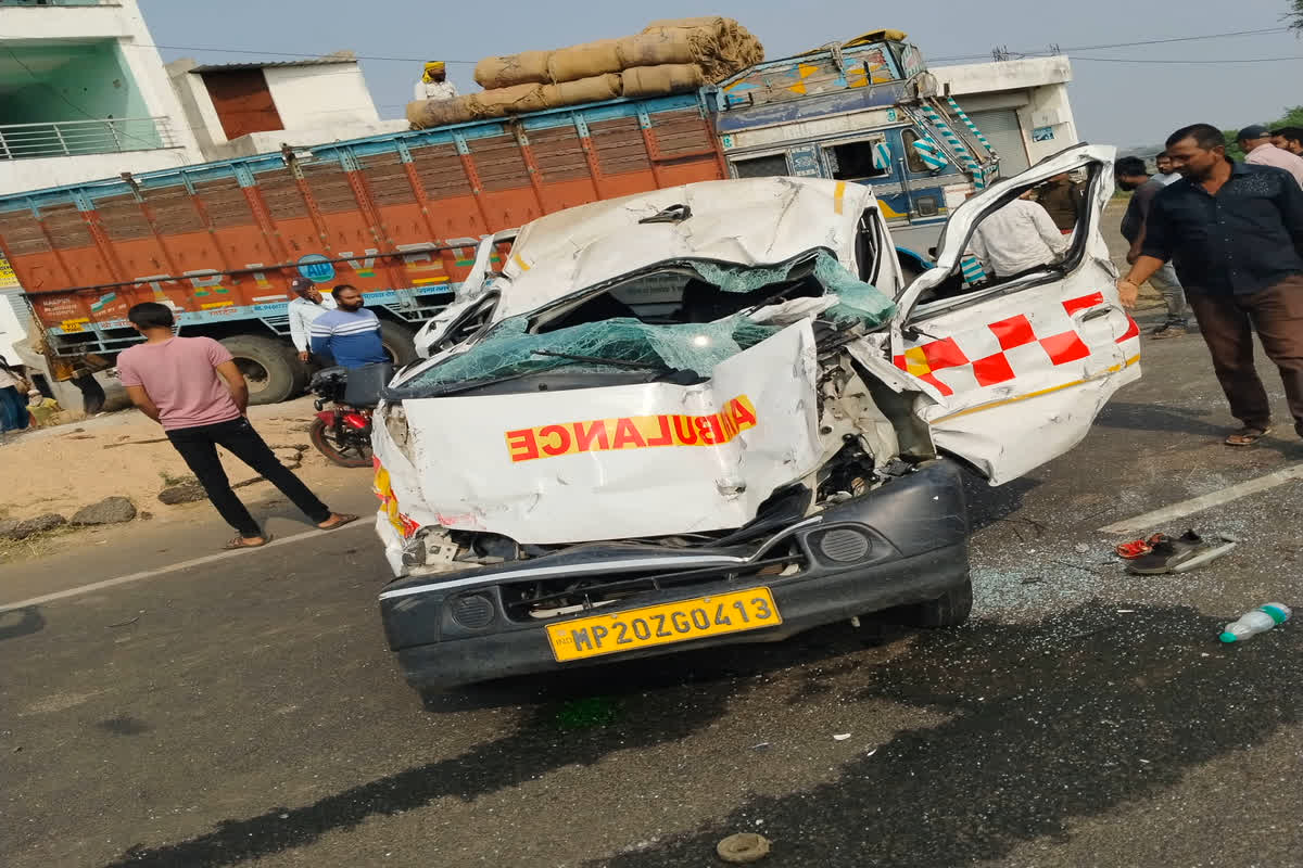 Seoni Road Accident: फिर दिखा तेज रफ्तार का कहर, एंबुलेंस और बाइक की जबरदस्त भिंड़त, हादसे में तीन की दर्दनाक मौत दो घायल