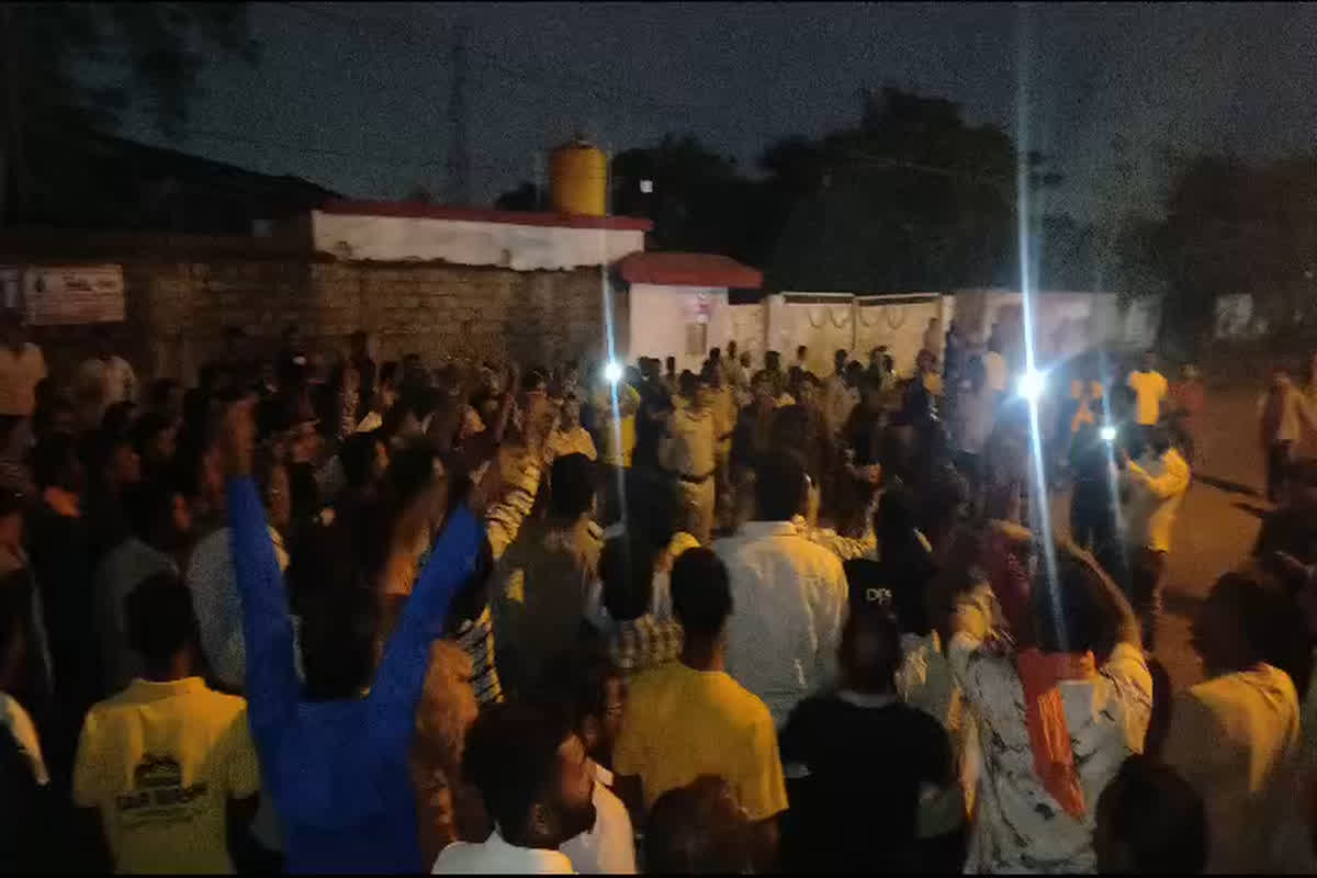 Raipur Double Murder Case: रायपुर में डबल मर्डर पर फूटा ग्रामीणों का गुस्सा, प्रमुख सड़क पर किया चक्काजाम, भीड़ पर काबू पाने भारी पुलिस बल तैनात