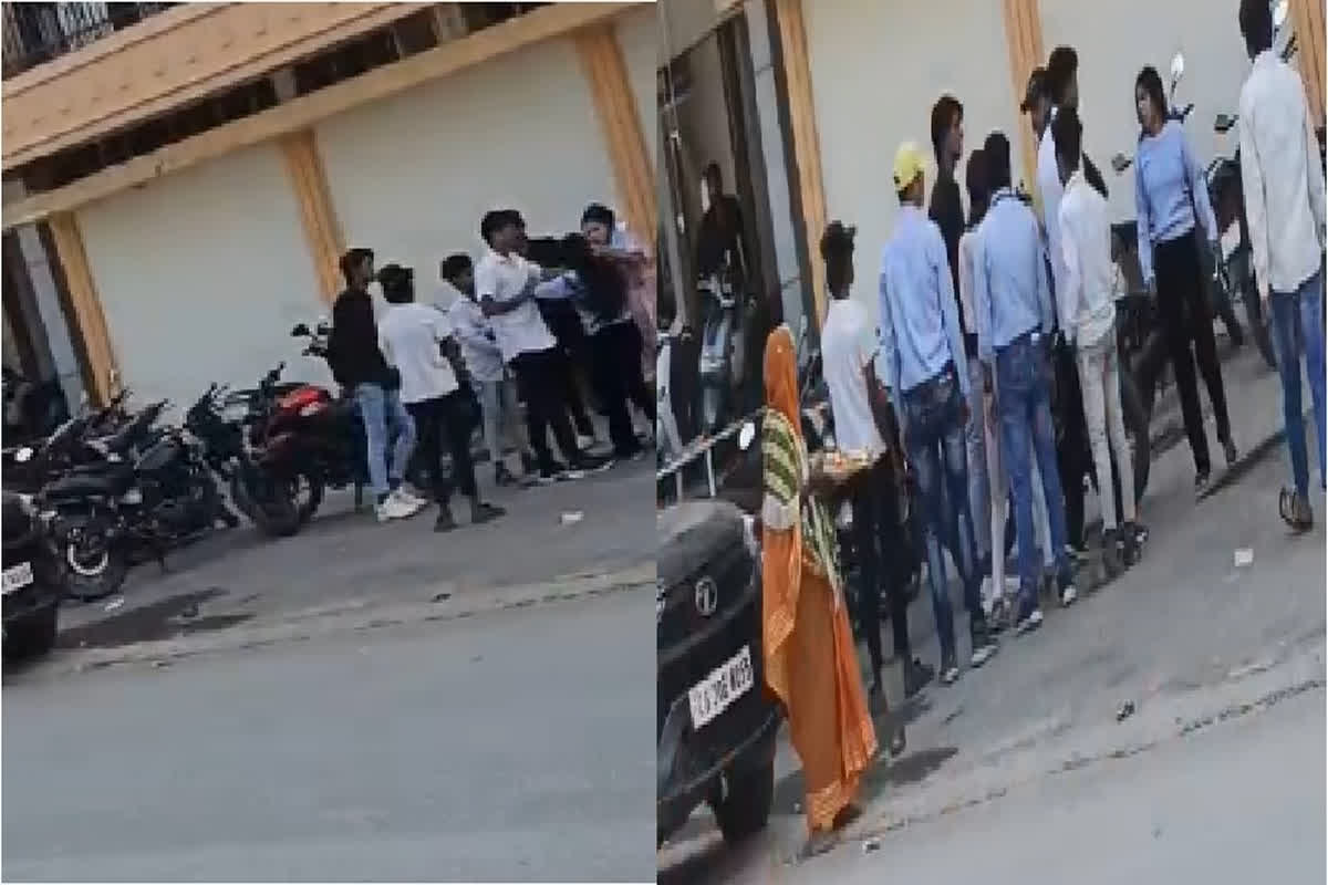 Girls fighting Video : बीच सड़क पर भिड़ी दो लड़कियां, जमकर की मारपीट, हाईवोल्टेज ड्रामे का वीडियो आया सामने