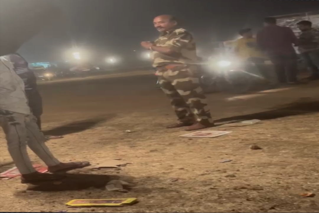 ASI ka gali wala video : फिल्मी अंदाज में रौब झाड़ते नजर आए ASI साहब.. आते ही लोगों को देने लगे गंदी-गंदी गालियां, जमकर वायरल हो रहा वीडियो