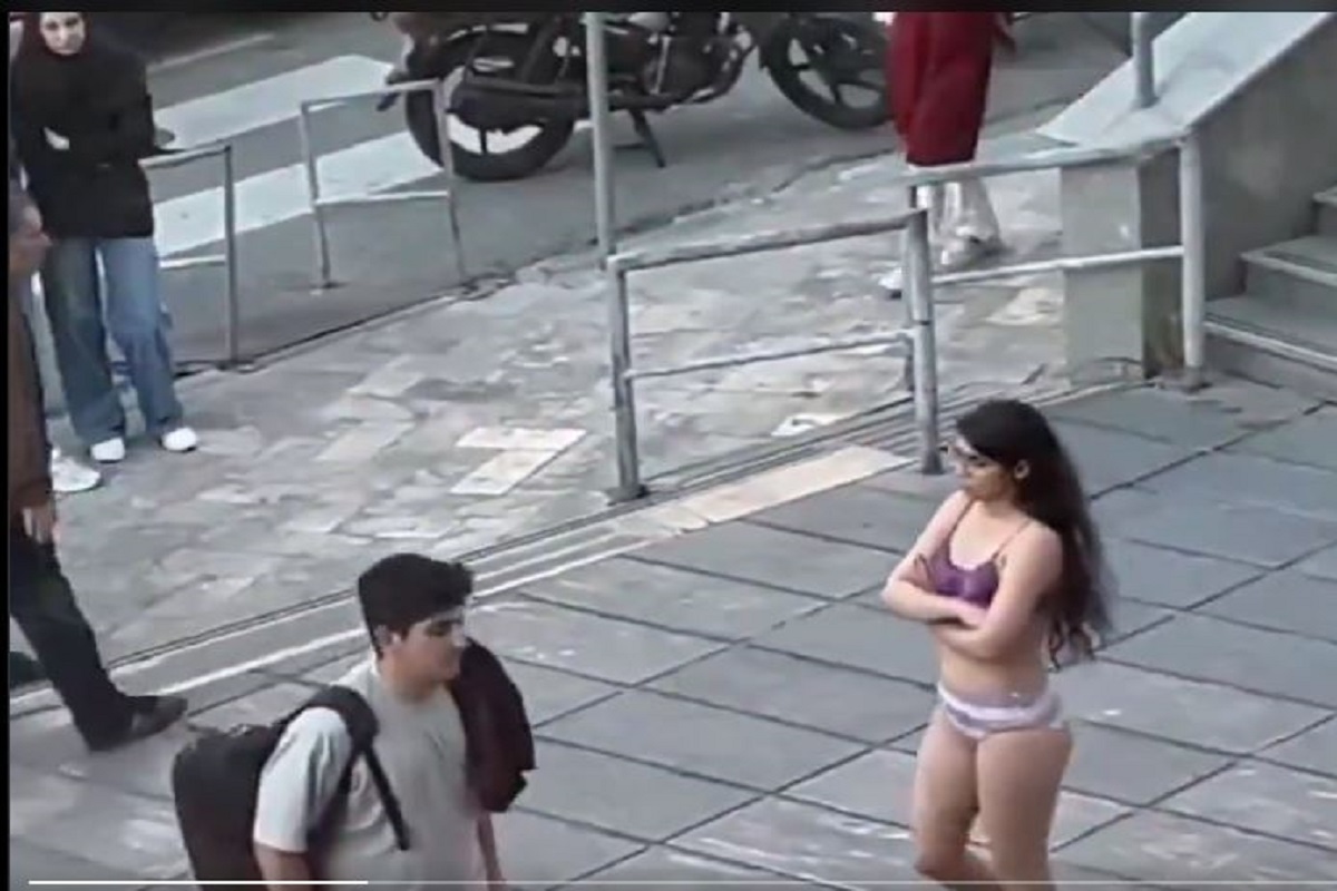 Girl took off her clothes in college: कॉलेज में अंडरवियर पहनकर खुलेआम घूम रही थी लड़की, मामले में आया बड़ा अपडेट