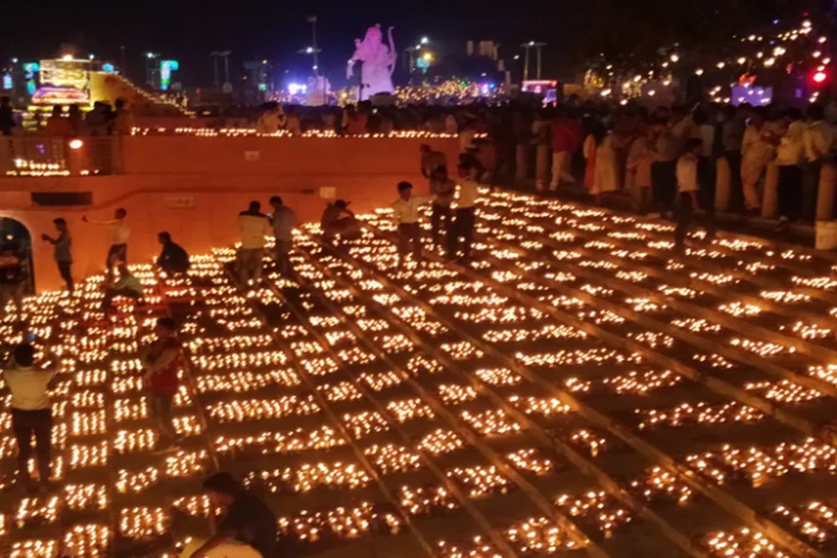 Dev Diwali 2024: कार्तिक पूर्णिमा के दिन ही क्यों मनाई जाती है देव दिवाली?, जानें क्या है इसके पीछे की वजह और महत्व