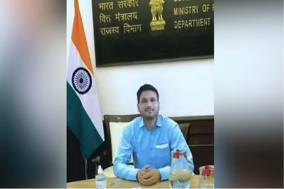 सरकारी नौकरी वाली 25 लड़कियों को जाल में फंसाया, फर्जी अधिकारी के मोबाइल में मिलीं अश्लील तस्वीरें