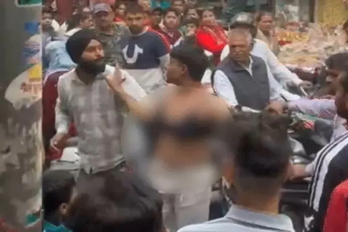 Men Dancing In Bra: युवक ने की हदें पार, बीच बाजार महिलाओं के अंडरगारमेंट्स पहन करने लगा अश्लील डांस, और फिर हो गया ये कांड