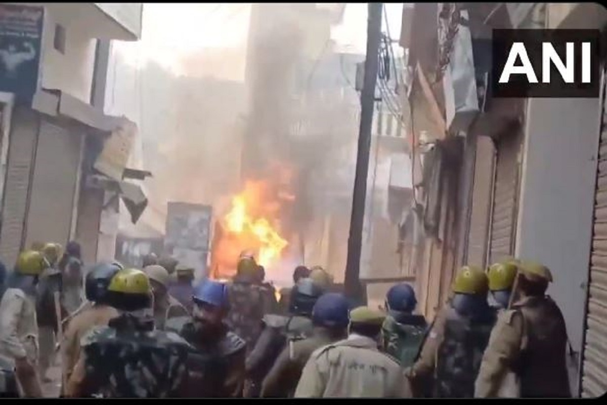 Sambhal Jama Masjid: संभल में मस्जिद के सर्वे पर बवाल, पत्थरबाजी और हिंसा में 2 की मौत, स्थिति को काबू करने में जुटी पुलिस