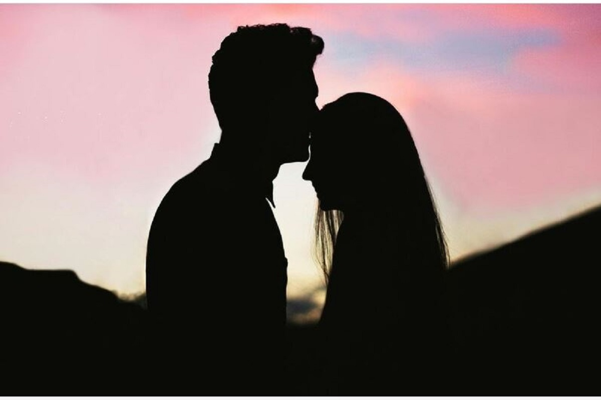 मोहल्ले की सबसे खूबसूरत लड़की से पति की शादी कराने पर अड़ी पत्नी, मदद के लिए पहुंची थाने