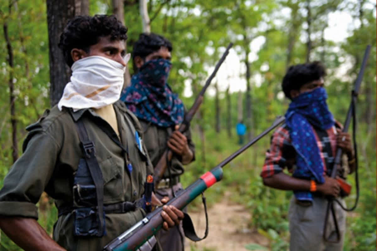 Naxalites Arrested in Chhattisgarh: बीजापुर में जवानों के हत्थे चढ़े पांच माओवादी.. विस्फोट सामानों के साथ चिंतापल्ली के जंगलों में जमाया था डेरा
