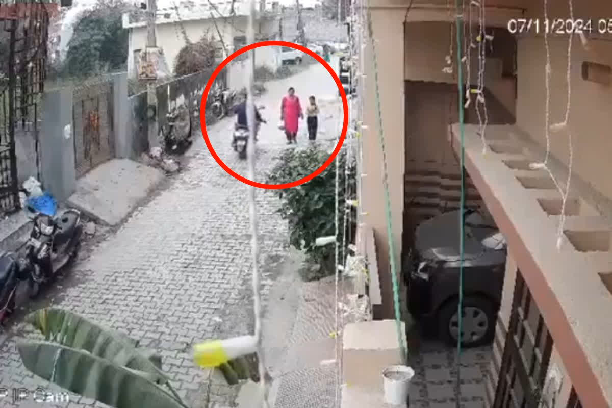 Molesting woman Viral Video: बेटी के साथ पैदल चल रही महिला के स्तन पर फेरा हाथ.. वीडियो हुआ वायरल तो पुलिस ने आरोपी को किया गिरफ्तार, देखें Video..