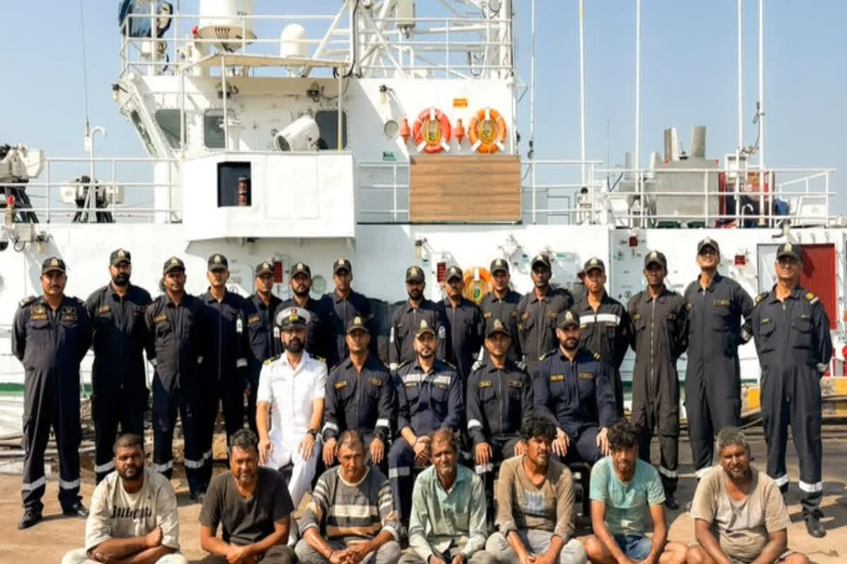 Indian Coast Guard: हिंदुस्तानी मछुआरे को लेकर भाग रहा था पाकिस्तानी जहाज, इंडियन कोस्ट गार्ड ने खदेकर पकड़ा, 7 भारतीय मछुआरों को बचाया