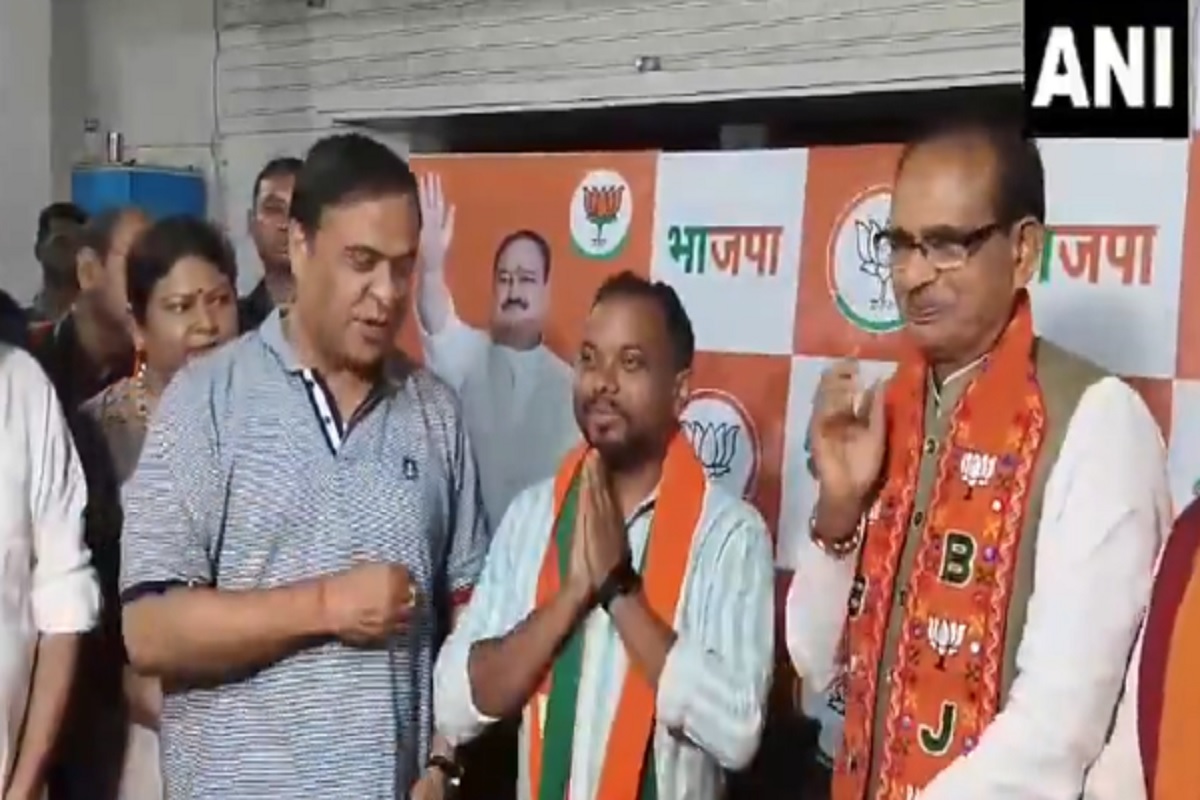 Jharkhand Election: चुनाव से पहले JMM को बड़ा झटका, सीएम के चुनावी प्रस्तावक ने थामा BJP का हाथ