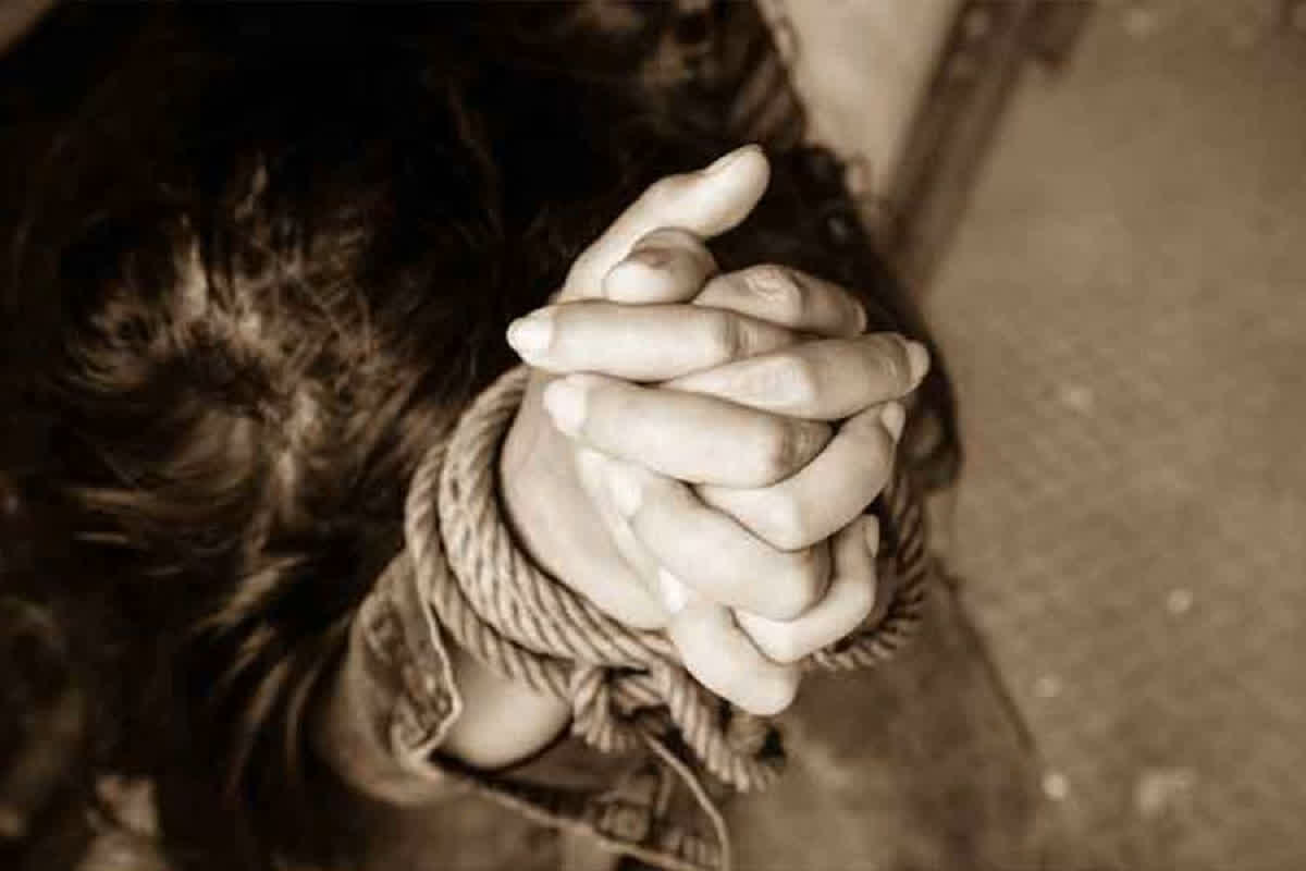 Karnataka Yoga Teacher Kidnapped:  मौत को छूकर कब्र से जिंदा बाहर आई महिला ! कहा- कपड़े फाड़े और फिर… मामला जानकर लोगों के उड़े होश